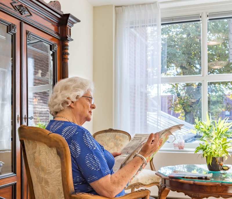 Bewoner zorgvilla Hamer met krant