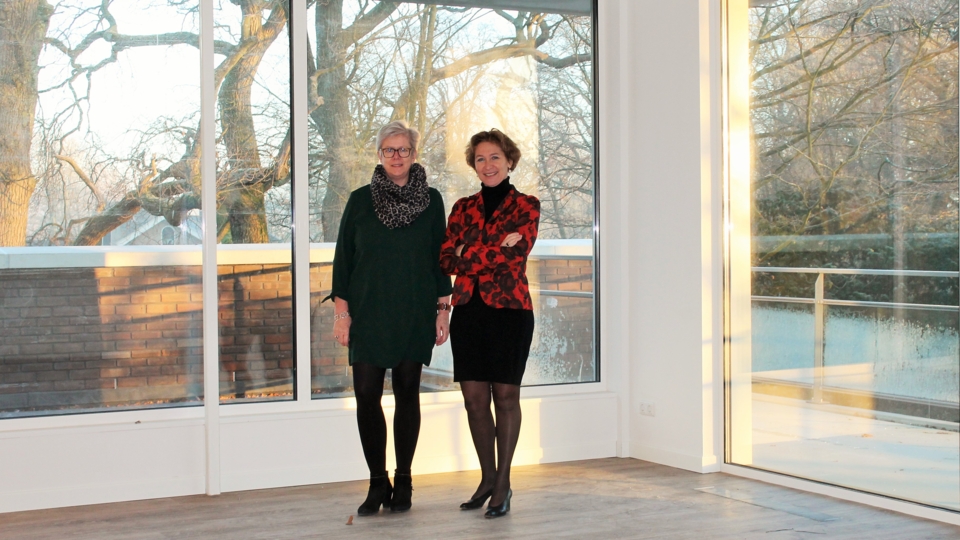 <p>Directeur Esther van Dalen (rechts) met Manager Zorg Loes Peters (links)</p>