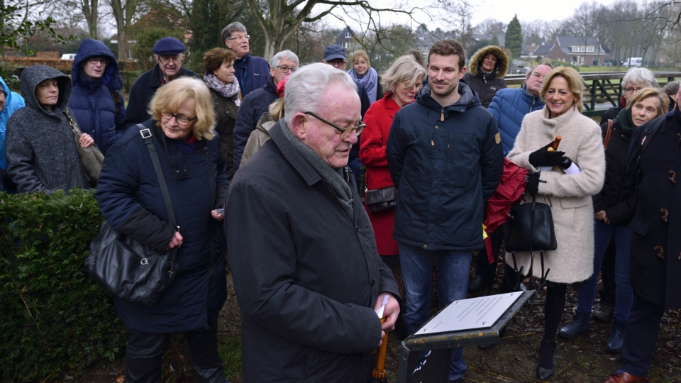 Dhr. Jos Lombarts bij zijn gedicht. Foto: Wil Feijen
