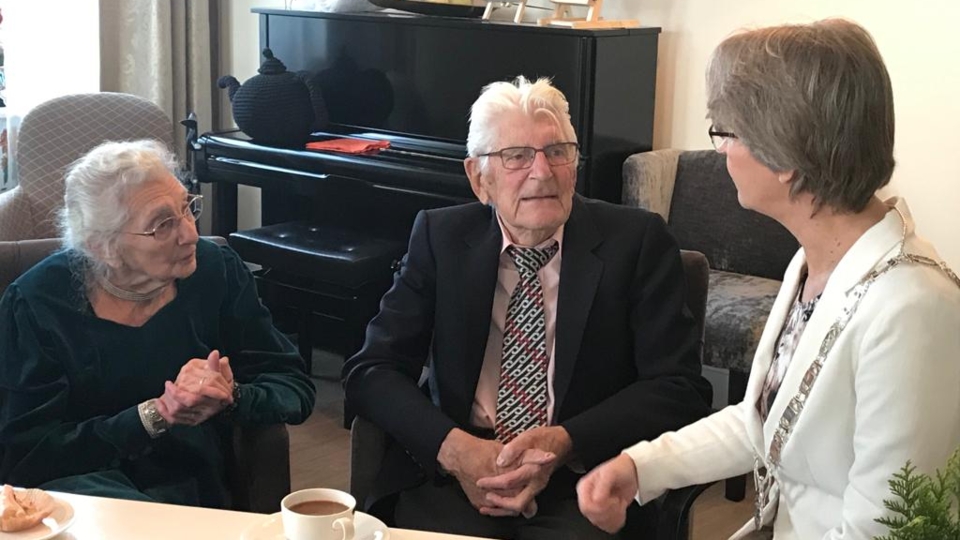Jubilerend echtpaar Aleman met de burgemeester van Maarssen