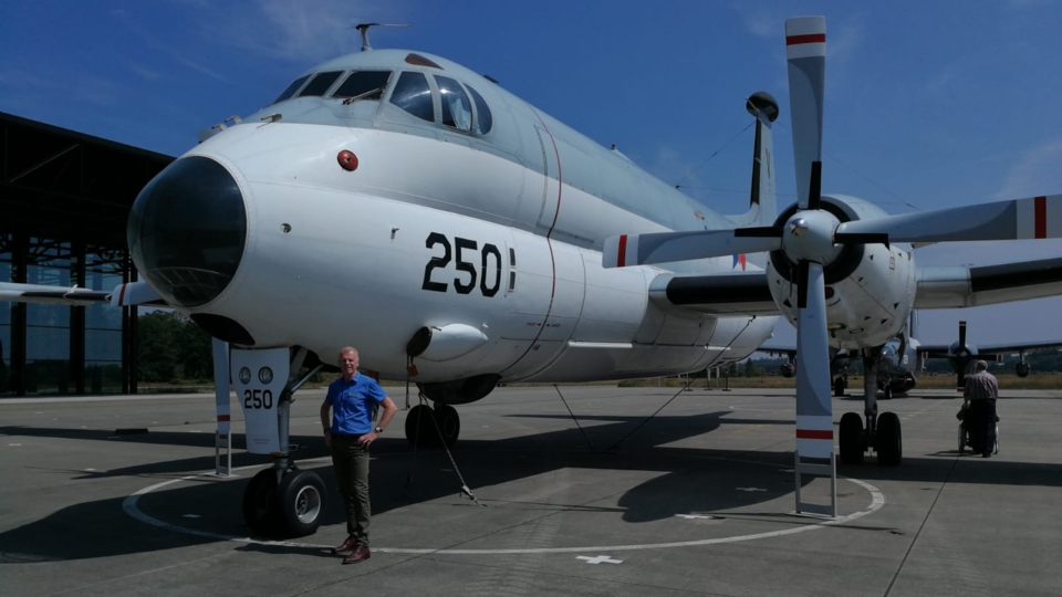 Medewerker Kees op vliegbasis Soesterberg