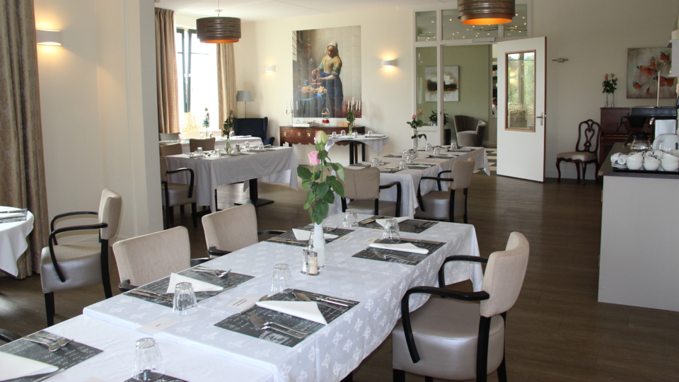 De tafels voor het diner zijn al gedekt