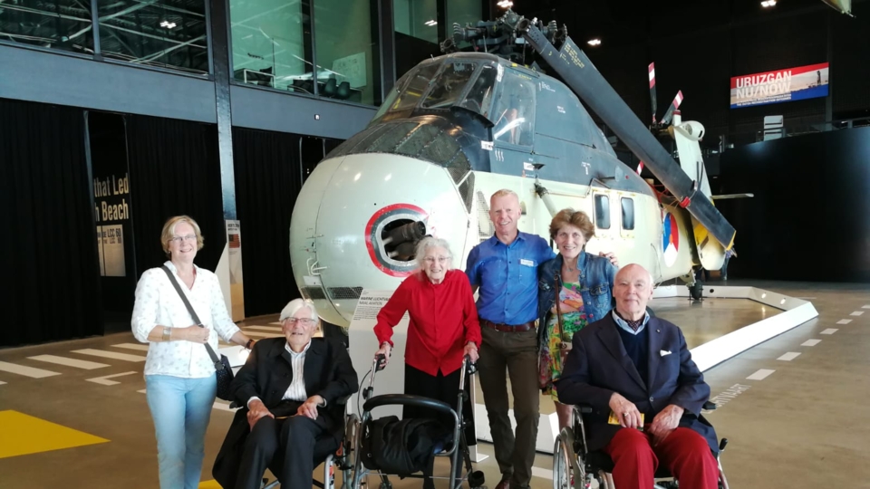 Bewoners en begeleiders voor een helikopter