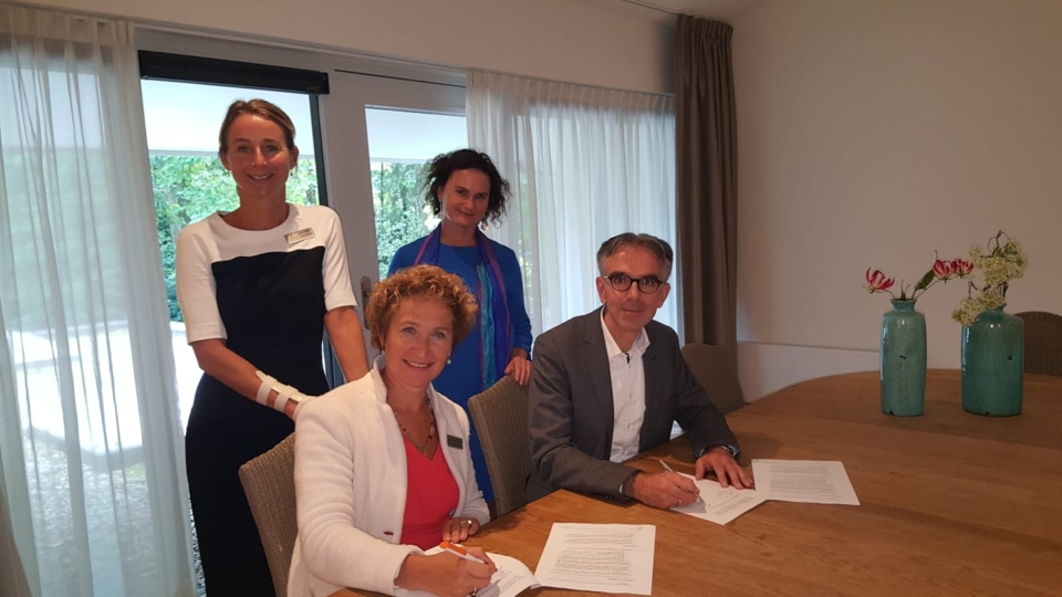 Directie en management van Accolade zorggroep en Zorggroep De Laren bij de ondertekening