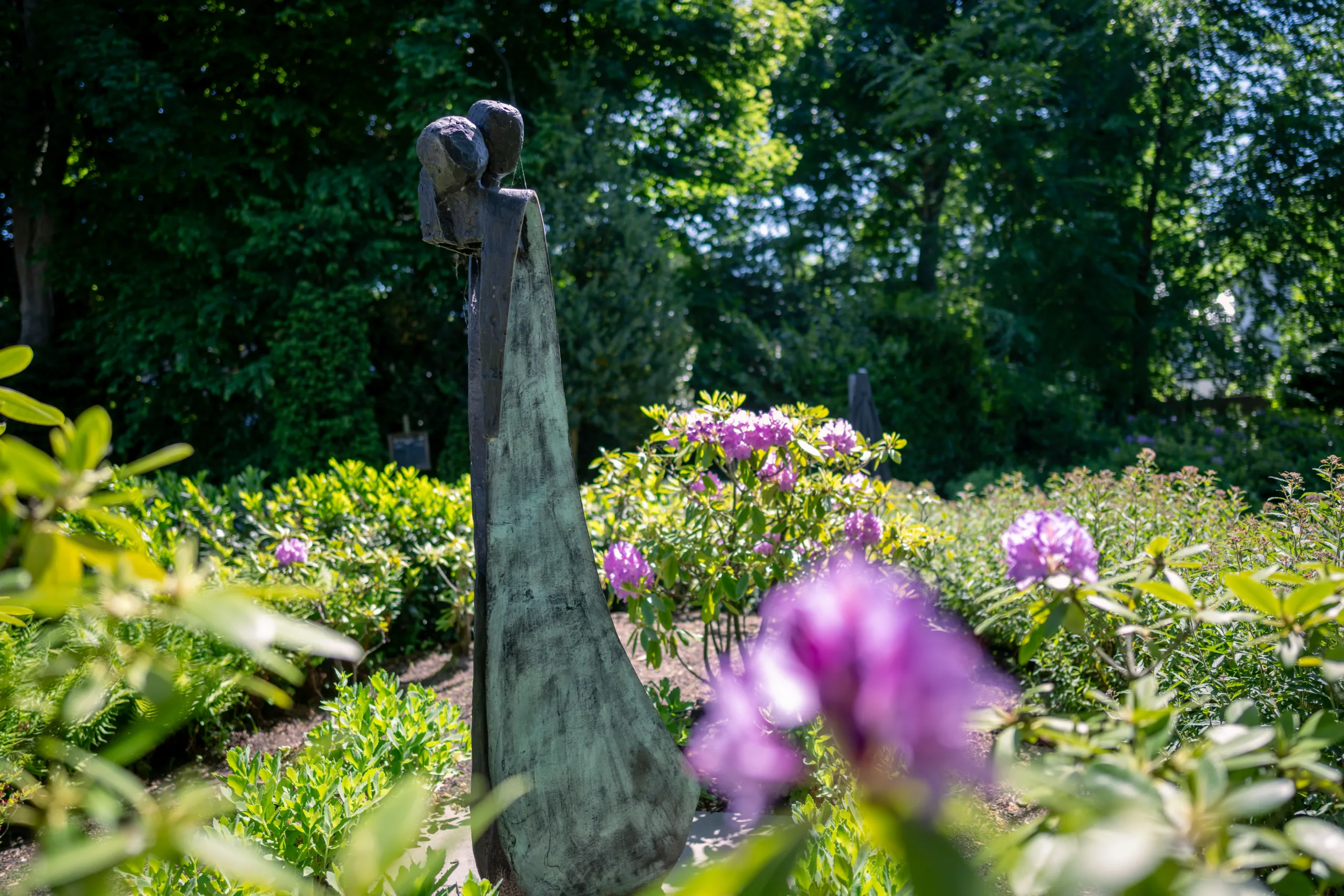 Villa Marijke Elisabeth – mBAZ – beelden in de tuin