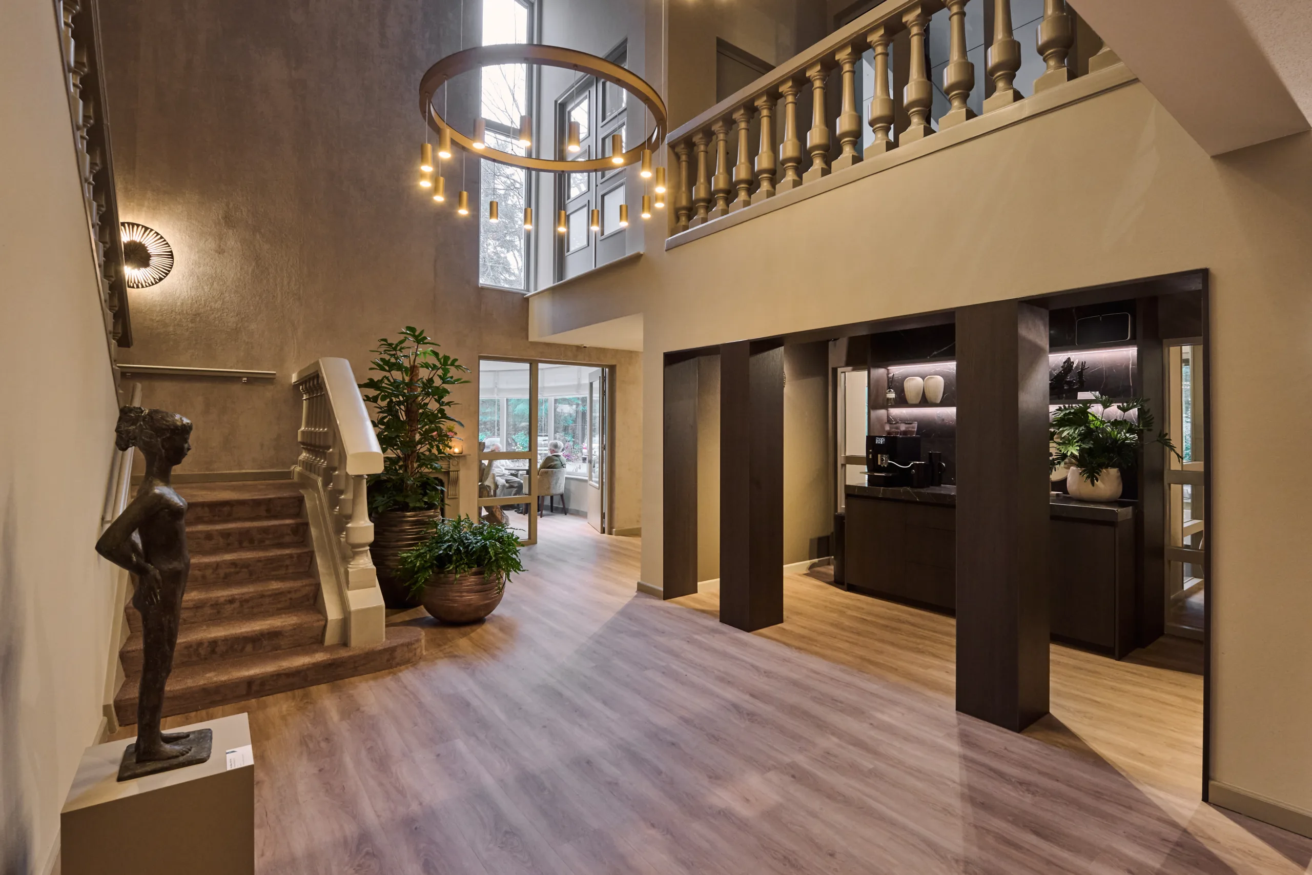 Villa Hoefstaete nieuw interieur hal naar serre met mensen Z91_8769_bewerkt