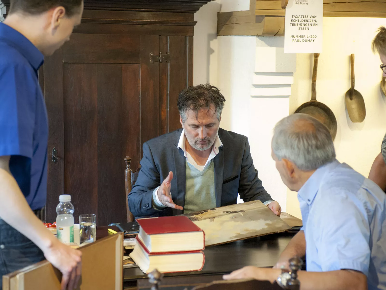 Paul Dumay taxeert, zoals hij dat zegt, ‘platte kunst’. Kunsthandel Art Dumay in Nuenen is gespecialiseerd in de inkoop en verkoop van schilderijen uit de periode 1800 - 1950 en het restaureren en taxeren van olieverfschilderijen, tekeningen en etsen.